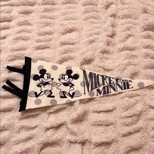 Harveys Seatbelt Disney Mickey & Minnie Mouse 1928 Pennant
